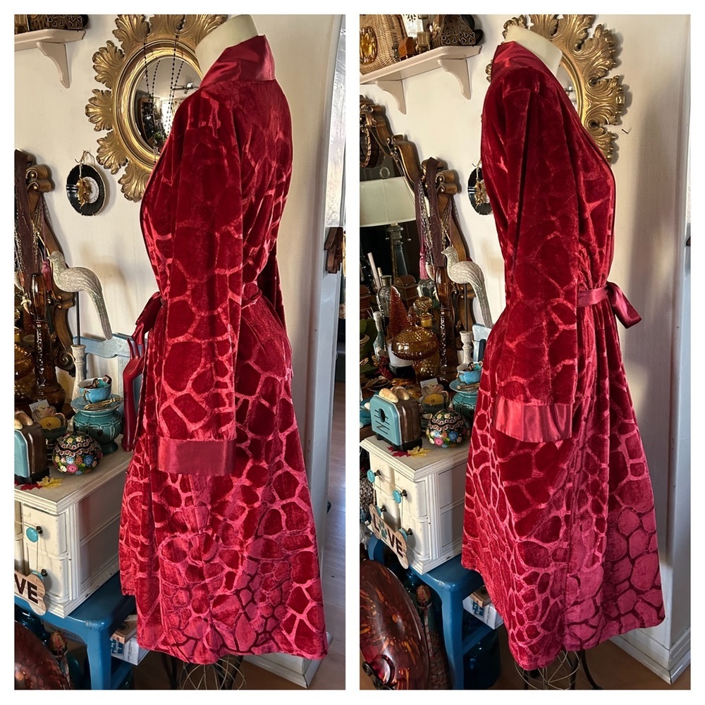 Red Satiny Robe - Picture 6 of 16